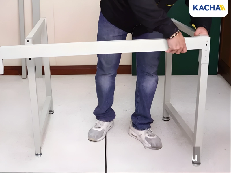 ประกอบขาโต๊ะเข้ากับคานบน ประกอบขาโต๊ะเข้ากับคานบน