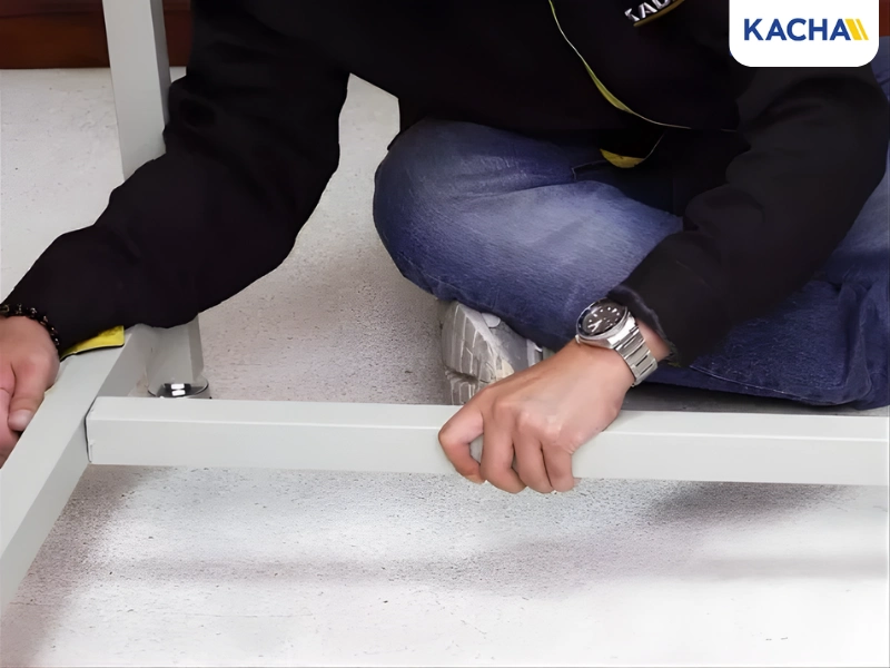 ประกอบคานล่างเข้ากับขาโต๊ะ ประกอบคานล่างเข้ากับขาโต๊ะ