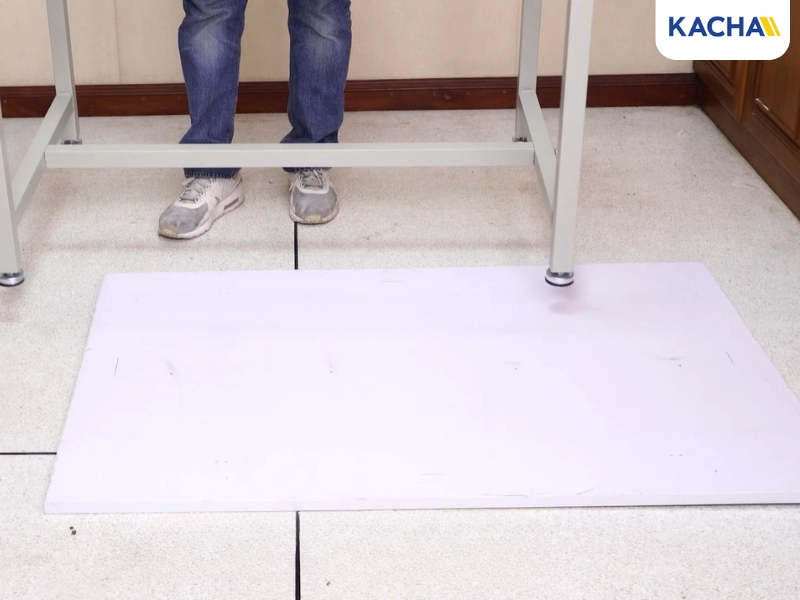 วางโครงโต๊ะที่ประกอบแล้วคว่ำลงบนหน้าโต๊ะ วางโครงโต๊ะที่ประกอบแล้วคว่ำลงบนหน้าโต๊ะ