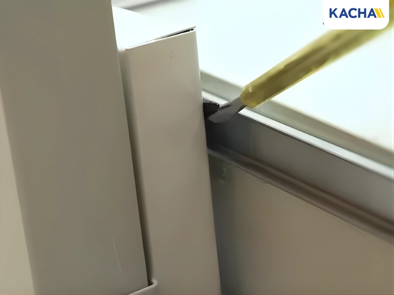 ใช้ไขควงสะกิดคลิปล็อกรางเลื่อนขึ้น ใช้ไขควงสะกิดคลิปล็อกรางเลื่อนขึ้น