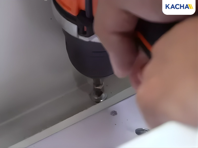 ใช้สว่านขันน็อต ยึดตู้ลิ้นชักให้แน่น ใช้สว่านขันน็อต ยึดตู้ลิ้นชักให้แน่น