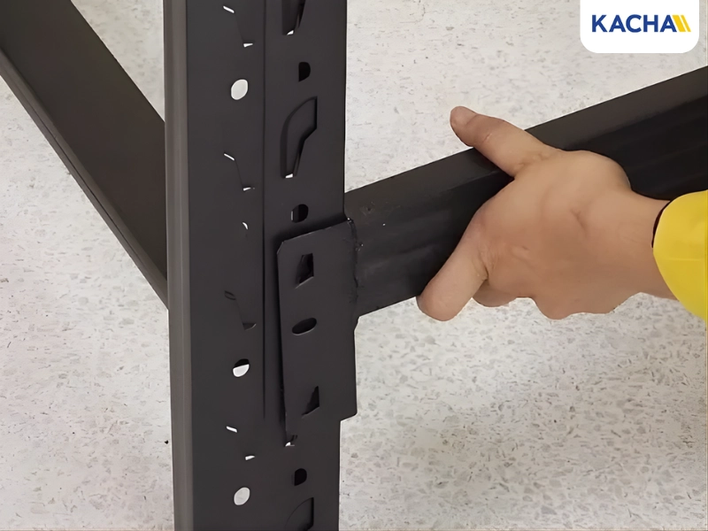 ชั้นวางของเหล็ก ประกอบคานเข้ากับขาตั้งเหล็ก (ชั้นล่างสุด)