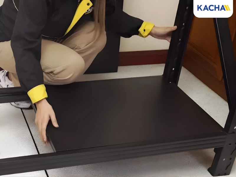 วิธีประกอบชั้นวางของ วางแผ่นเหล็กแผ่นที่ 1