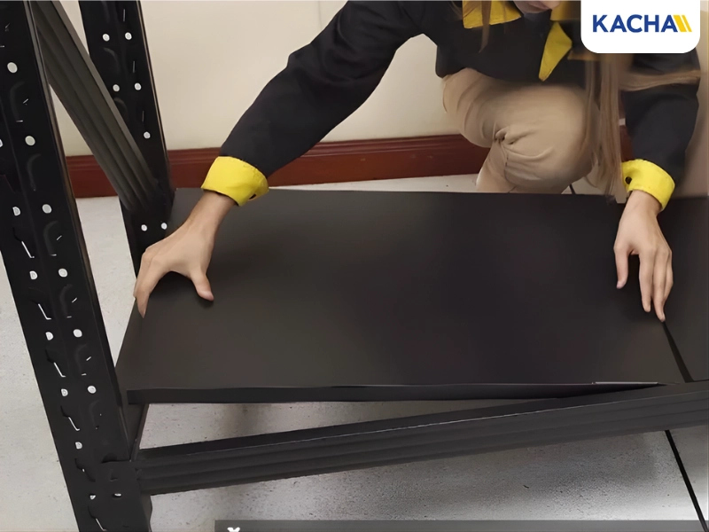 ชั้นวางของเหล็ก ตามด้วยแผ่นเหล็กแผ่นที่ 2