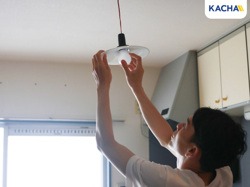 เปลี่ยนหลอดไฟ หนึ่งใน งานช่างพื้นฐาน