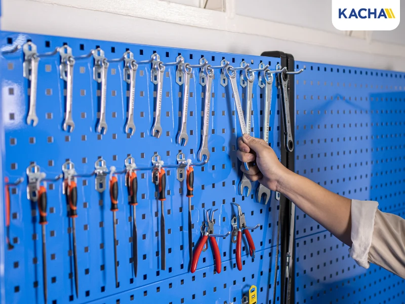 แขวนเครื่องมือช่างไว้บน ที่แขวนเครื่องมือช่าง (Pegboard) จัดเก็บให้หยิบใช้ได้สะดวก แขวนเครื่องมือช่างไว้บน ที่แขวนเครื่องมือช่าง (Pegboard) จัดเก็บให้หยิบใช้ได้สะดวก