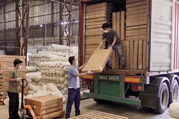 ภาพการจัดส่ง โต๊ะสแตนเลส KACHA