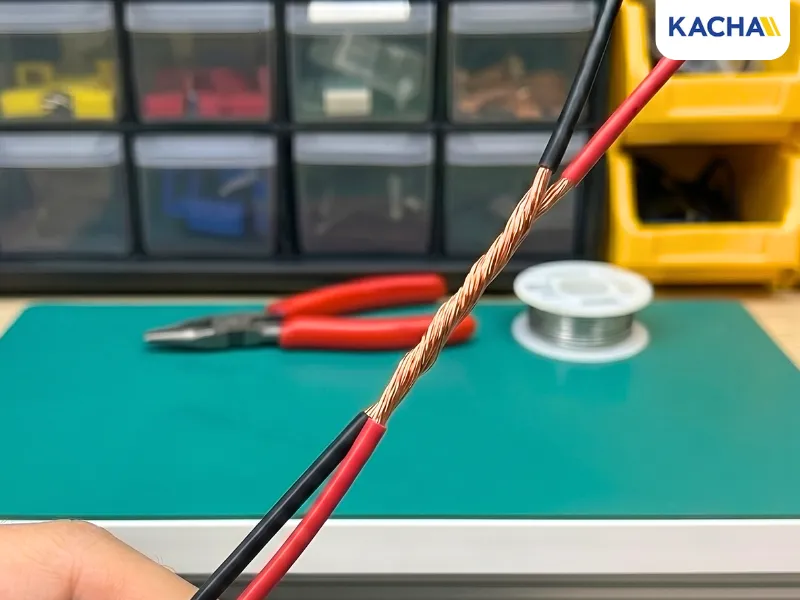 บัดกรีสายไฟแบบพันเกลียว ขั้นตอนที่ 2 นำปลายสายไฟมาวางไขว้กัน บัดกรีสายไฟแบบพันเกลียว ขั้นตอนที่ 2 นำปลายสายไฟมาวางไขว้กัน